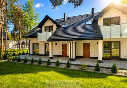 Nowoczesne domy bliźniacze z garażem i ogrodem