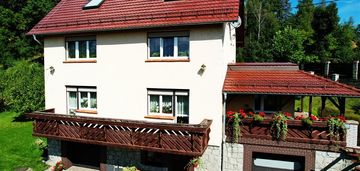 Piękny dom z dużym ogrodem