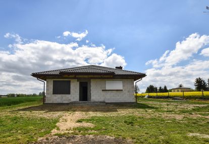 Dom w stanie surowym - motycz - duża działka