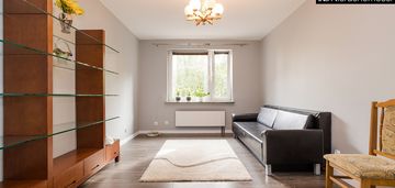 2 pokoje na wysokim parterze