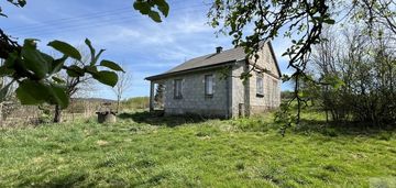 Nieduży dom na wzgórzu w kramarzówce