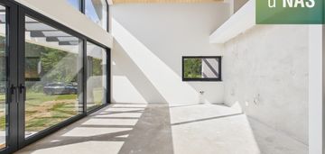 Niepowtarzalna bryła domu w zaciszu j. serwy