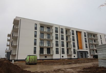 Na parterze 3 pokoje z niskim czynszem ( balkon)