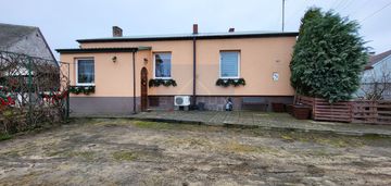 Niewielki dom w cichej okolicy- skrzydlów k.mstowa