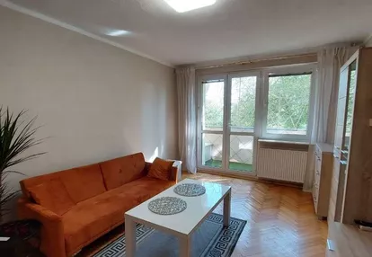 Dwa pokoje 46m2, balkon, osobna kuchnia.