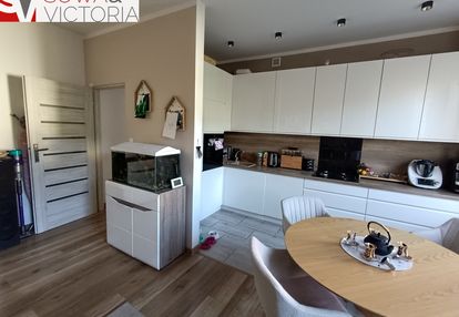 Mieszkanie w budynku otoczonym zielenią