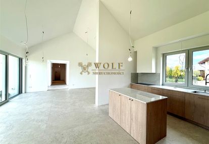 Dom parterowy w otoczeniu zieleni- zbrosławice