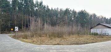 Działka między lasem a jeziorem