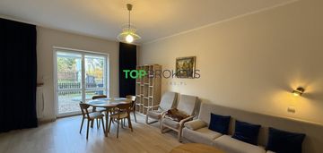 Kameralny parterowy dom przy lesie