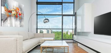 Dwupoziomowy jasny apartament | qubik