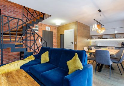 Dwupoziomowy apartament w klimacie industrialnym