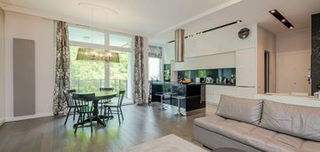 Apartament z widokiem na las, komórka i hala gar.