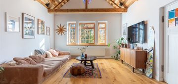 Dwupoziomowe mieszkanie wykończone z klasą i klima