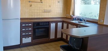 Piętro domu w bocznej uliczce szczawna zdroju