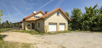 Dom (wolnostojący) z dużą działką