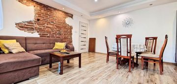 Komfortowe mieszkanie, dwa garaże, ogród.