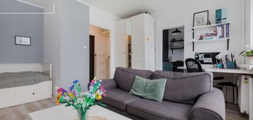 Przestronna kawalerka z osobną kuchnią