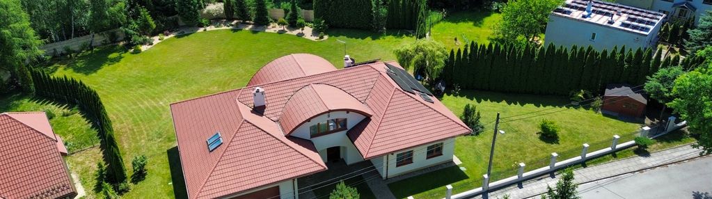 Klimatyczny dom w otoczeniu zieleni z ogrodem