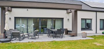 Nowoczesny dom z fotowoltaiką i pompą ciepła