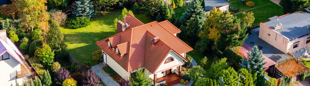 Dom z dużym ogrodem kiełczów