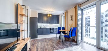 Słoneczny apartament z balkonem przy manufakturze