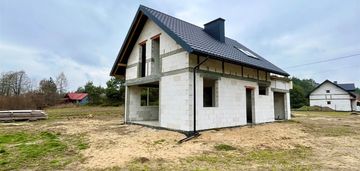 Dom z tarasem w otoczeniu lasu, 8arów