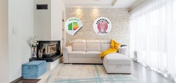 Nowoczesny dom bliźniak w cichej okolicy.