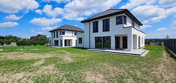 Reprezentacyjna willa, duże okna, garaż 2-miejsca