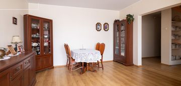 Dwupoziomowe mieszkanie z balkonem i garażem