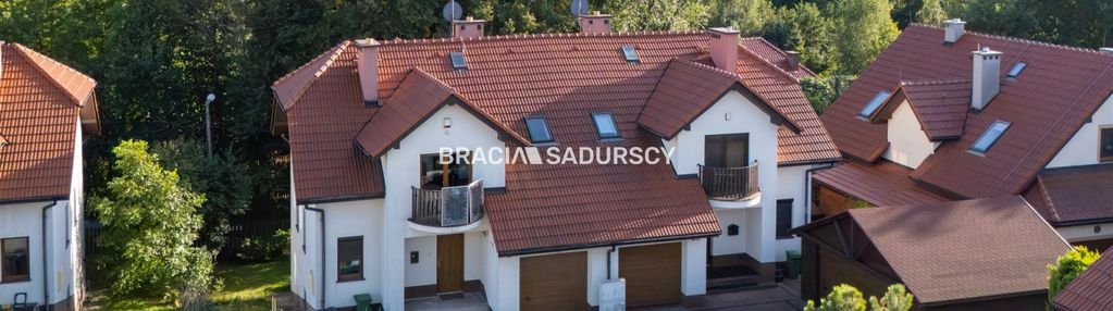 Klimatyczny dom w zielonych konarach