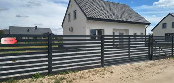 Dom obok lasu w spokojnej okolicy