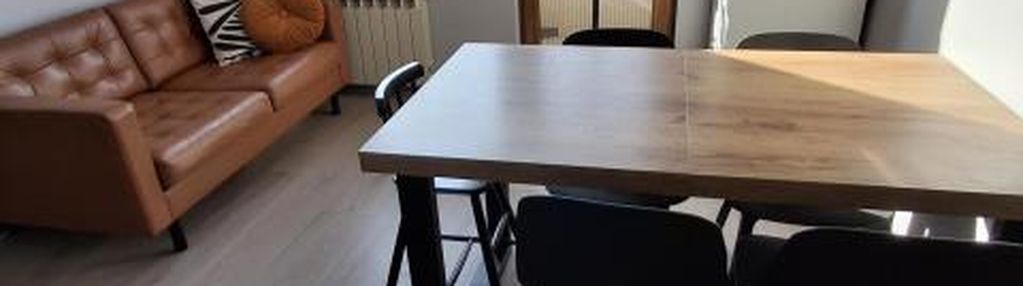 Salon z aneksem kuch. i balkonem w wielkiej płycie.