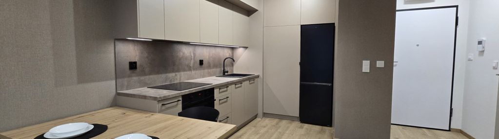 Przestrzeń za oknami, komfortowe i nowe z balkonem