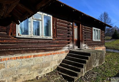 Drewniana chata z działką i zabudowaniami