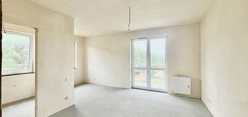 Obok lasu i zieleni,  nowy blok
