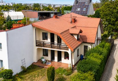 Wilanów,  dom wśród zieleni, ul. wyprawa 11