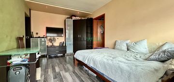 2 pokoje, balkon, ogrodzony teren.