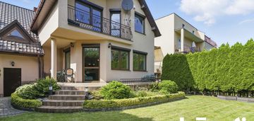 Komfortowy dom z kominkiem w spokojnej okolicy