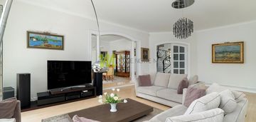 Rezydencja o rozłożystej bryle, podolany