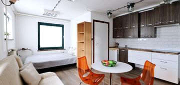 Kawalerka w kameralnym budynku na zaciszu