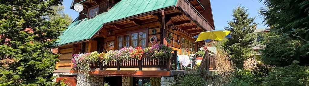 Góralski dom wakacyjny z bali u podnóża beskidów