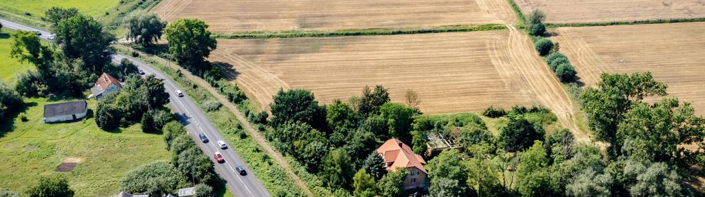 Dom z dużym ogrodem niedaleko malowniczej stegny