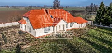 Duży dom w stanie surowym na działce 2800 m2