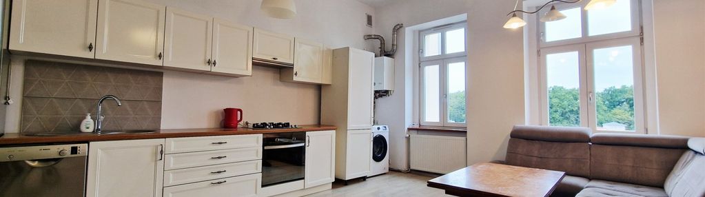 Trzypokojowe, piętrowe mieszkanie w centrum