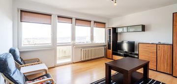 Wygodna kawalerka z balkonem widokowym.