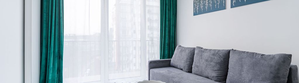 Nowe umeblowane z hala garażową i koórką.