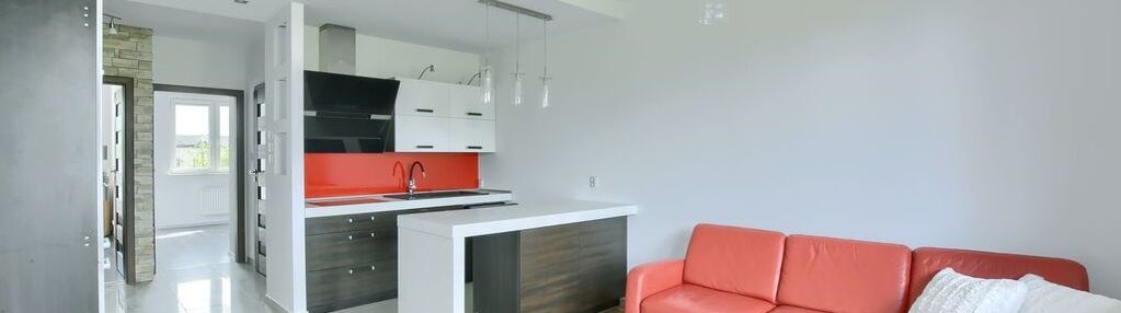 3 pokoje, 1 piętro, teren ogrodzony.