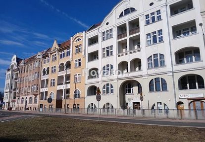 M-4 na 4-piętrze kamienicy 50m2 w śródmieściu.