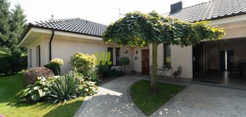 Parterowy z dużymi oknami i podwójnym garażem