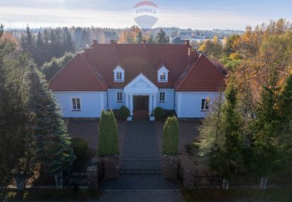Willa z przestronnymi wnętrzami w nowych bielicach